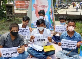 NSUI students protest to postpone JEE, NEET exams