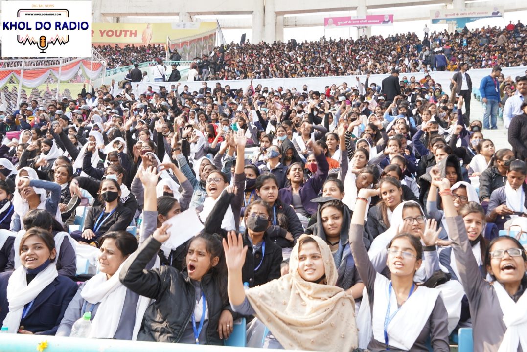यूपी सीएम Yogi Adityanath ने पहले चरण में 1 लाख छात्रों को दिए Mobile, Tablet